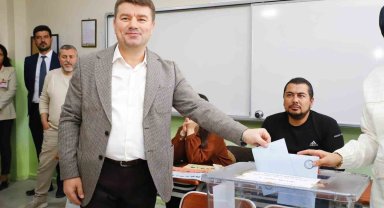 Aksaray Belediye Başkanı Dinçer oyunu kullandı