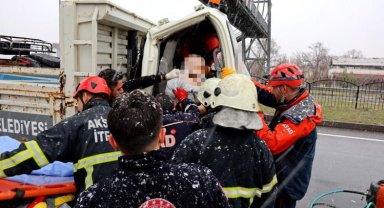 Aksaray'da Taşpınar Belediyesinin kamyoneti tıra arkadan çarptı: 1'i ağır 2 yaralı