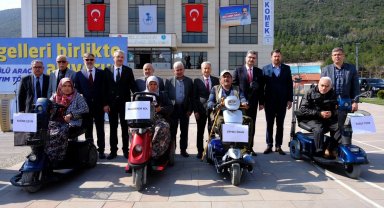 Akşehir'de engelli vatandaşlara akülü araç desteği