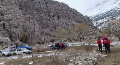 Aladağlar'da kar kütlesi altında kalan dağcı hayatını kaybetti