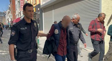 Alkol çaldığı marketin çalışanlarına bıçak çekti, kovalamaca sonucu yakalandı