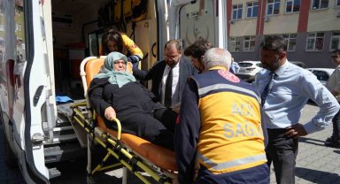 Ambulansla oy kullanacağı okula getirilen kadın: "Devletimizden Allah razı olsun"