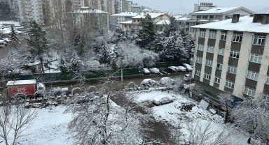 Ankara'nın Kızılcahamam ilçesinde kar yağışı etkili oluyor