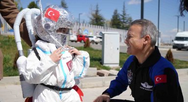Astronot kıyafetli 5 yaşındaki Mira, Alper Gezeravcı'yı Türk bayrağıyla karşıladı