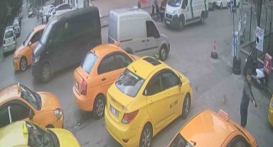 Aynı günde 5 farklı olayda 6 kişiyi yaralayan çocuğun silahlı saldırısı kameraya yansıdı