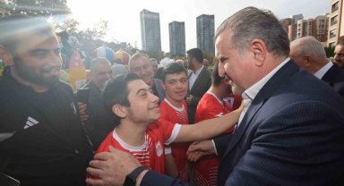 Bakan Bak, down sendromlu milli sporculara başarılar diledi