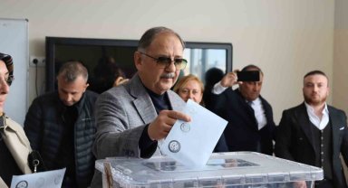 Bakan Özhaseki: "İnsanların siyasi tercihi başımızın üstünde"