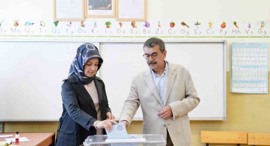 Bakan Tekin Ankara'da oyunu kullandı