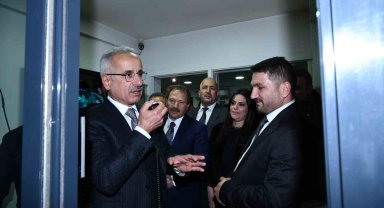 Bakan Uraloğlu Ankara'da taksi durağını ziyaret etti, müşterilerin telefonlarına cevap verdi