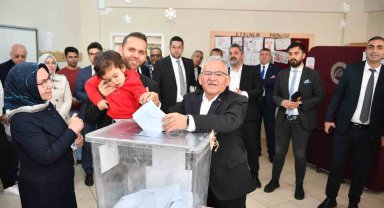 Başkan Büyükkılıç, eşi ve torunu ile birlikte oyunu kullandı