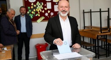 Başkan Çolakbayrakdar, oyunu eşiyle birlikte kullandı