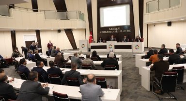 Başkan Çolakbayrakdar'dan meclis üyelerine plaket