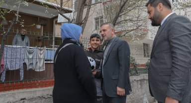 Başkan Ercan ziyaret ettiği okulda öğrencilerle futbol oynadı