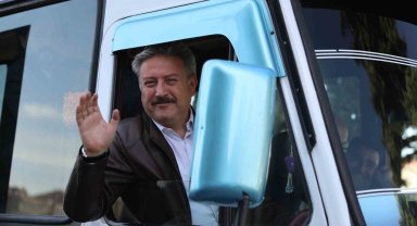 Başkan Palancıoğlu klasik araçlarla bayram havasında seçim turu attı