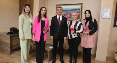 Başkan Şimşek, Kadınlar Günü'nü çiçek dağıtarak kutladı