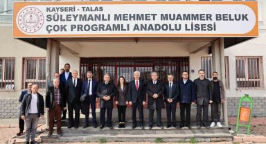 Başkan Yalçın Süleymanlılı öğrencilerin Çanakkale Tiyatrosu'nu izledi