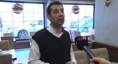 Boğazına yemek takılan müşterisinin hayatını Heimlich manevrası ile kurtardı