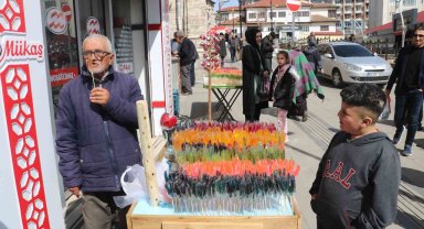 Bu satıcı bağırmıyor, horoz gibi ötüyor