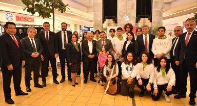 Büyükkılıç, Kayseri Yeşilay Danışmanlık Merkezi'nin sergisine katıldı