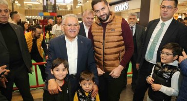 Büyükkılıç, Kumsmall AVM'de esnaf ve vatandaşlarla buluştu