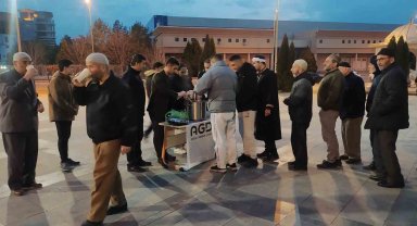 Cami çıkışında sıcak karşılama