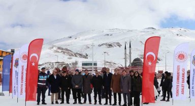 Cezaevinde annesinin yanında kalan çocuklara kayak eğitimi verildi