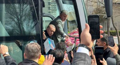 Cumhurbaşkanı Erdoğan çocuklara hediye dağıttı