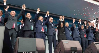 Cumhurbaşkanı Erdoğan: "Eser ve hizmet siyaseti konusunda hamdolsun ülkede elimize su dökecek kimseyi tanımıyoruz"