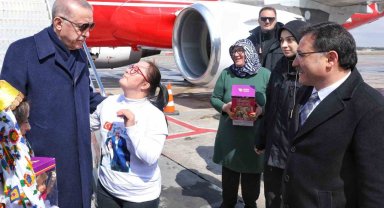 Cumhurbaşkanı Erdoğan'ı Kayseri'de Down sendromlu öğrenciler karşıladı