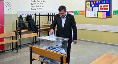 Cumhurbaşkanı Yardımcısı Yılmaz, oyunu Ankara'da kullandı