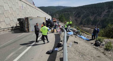 D100'de tır arızalanan aracın üzerine devrildi: 4 ölü, 2'si polis 3 yaralı
