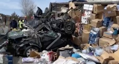 D100'de tır otomobilin üzerine devrildi: 4 ölü, 3 yaralı