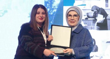 Depremde ailesini kaybedince fabrikanın başına geçen Buket: "Çalışanlarımız beni Buket olarak biliyordu ama şimdi patron olarak biliyor"