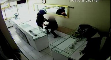 Derdest ettikleri kuyumcuyu gasp eden silahlı soyguncular kamerada