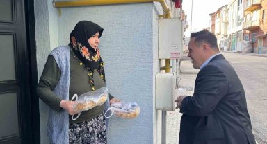 Down sendromlu muhtar adayı kapı kapı dolaşıp Ramazan pidesi dağıtıyor