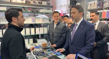 Enerji ve Tabii Kaynaklar Bakanı Alparslan Bayraktar esnafı ziyaret etti