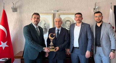 Eskişehir Alperen Ocakları'ndan Rektör Prof. Dr. Adnan Özcan'a ziyaret