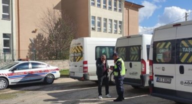 Eskişehir'de polis ve jandarma 117 okul servisi ve şoförünü denetledi
