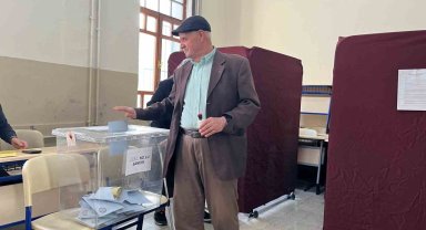 Eskişehir'de sandığa ilk yaşlı ve özel gereksinimle bireyler gitti