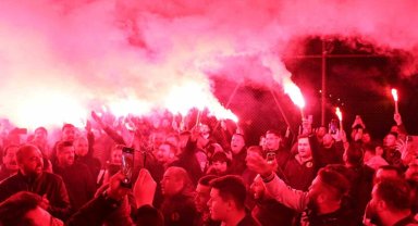 Eskişehirspor taraftarı gece saatlerinde bir araya gelerek takıma moral verdi