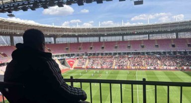 Eskişehirspor'un 18 yıldır gollerinin sesi olan adam işine ve siyah-kırmızıya duyduğu aşkı anlattı