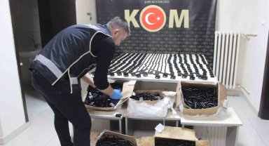 Ev eşyalarının arasında binlerce tabanca namlusu ile fişek yatağı ele geçirildi