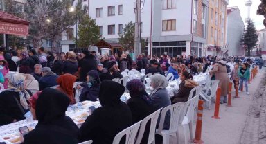 Fatih Mahallesi'ndeki vatandaşlar iftarda bir araya geldi