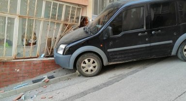 Freni boşalan araç evin balkon camına çarparak durabildi