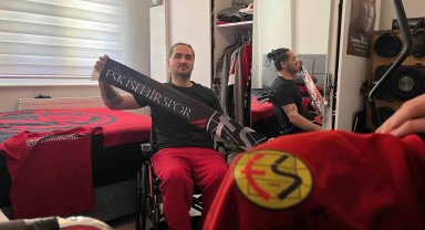 Futbol takımının peşinde koşarken kaza geçirerek yürüme yetisini kaybeden taraftar destek belliyor