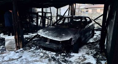 Garajda çıkan yangında 2 araç kül oldu