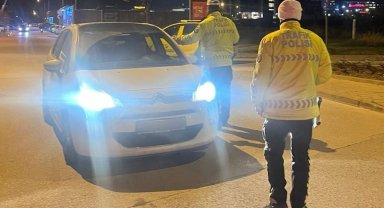 Gece saatlerinde yapılan trafik uygulamasında 213 bin 177 TL ceza kesildi