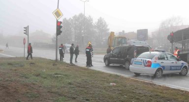 Hafif ticari araç kırmızı ışıkta bekleyen kamyona çarptı: 5 yaralı