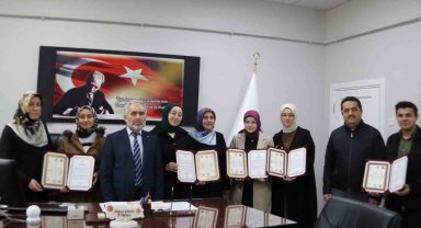 Hafızlık sınavını başarıyla tamamlayan öğrencilere belgeleri verildi