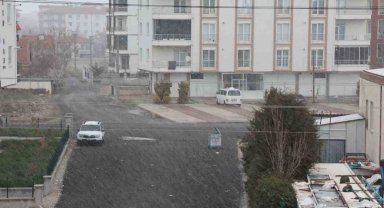 Hava sıcaklığının gece eksi 3'e kadar düştüğü Aksaray'da kar yağışı